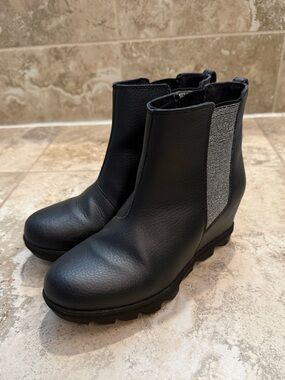 Sorel Black Chelsea Wedge Ankle Boots with Elastic Side Panel- Girls 4